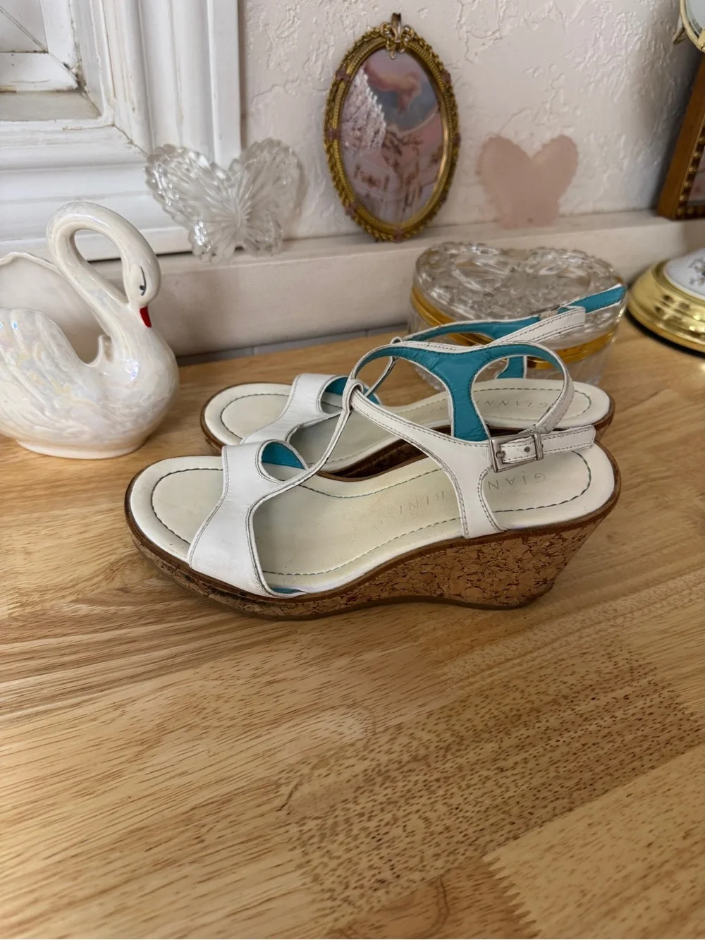 Dreamy Gianni Bini 2000s wedge sandals size 6 sleek strappy silhouette